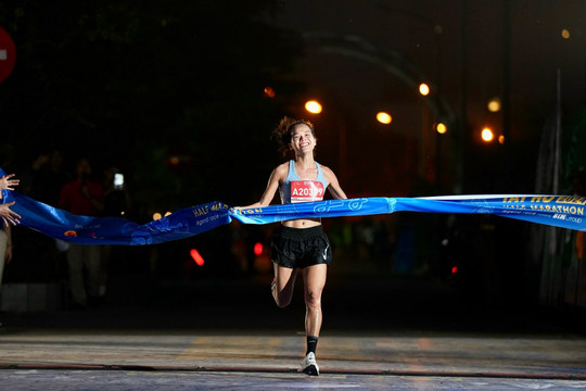 Phạm Thị Hồng Lệ vô địch Giải chạy bán marathon lớn nhất Việt Nam