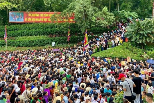 Khung cảnh "nghẹt thở" hàng vạn người đổ về Đền Hùng trước ngày Giỗ Tổ