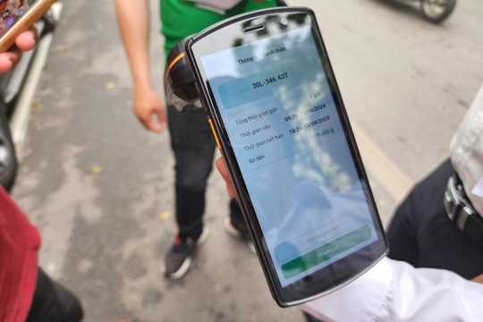 Ngày đầu thí điểm phí trông giữ xe không tiền mặt tại Hà Nội: Cơ bản suôn sẻ
