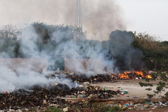 Đốt rác gây ô nhiễm ở đường Văn Khê