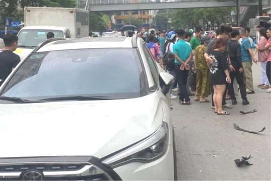 Ô tô bất ngờ tăng tốc lao thẳng vào người đi đường ở Hà Nội
