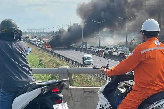 Long An: Cháy xe chở khách trên cao tốc TP Hồ Chí Minh - Trung Lương