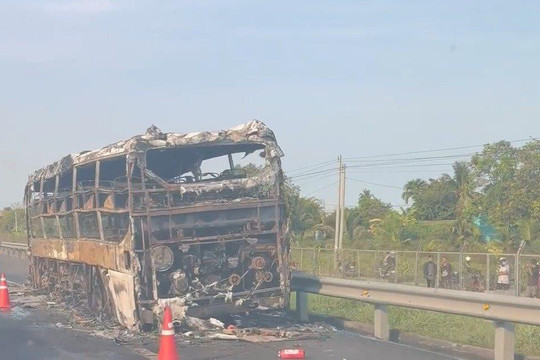 Long An: Cháy xe chở khách trên cao tốc TP Hồ Chí Minh - Trung Lương