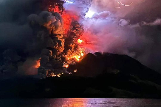 Indonesia: Núi lửa phun trào khiến hàng nghìn người phải sơ tán
