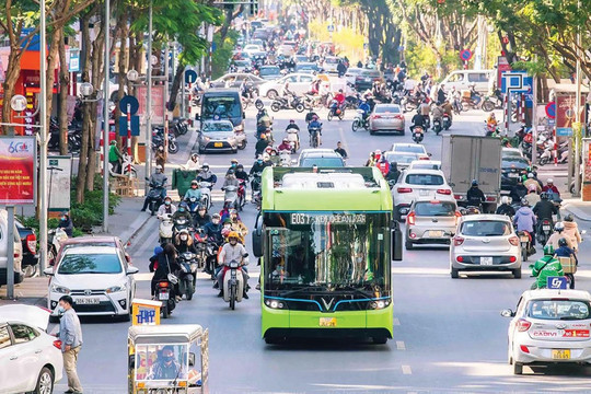 Nỗ lực “xanh hóa” xe buýt Thủ đô