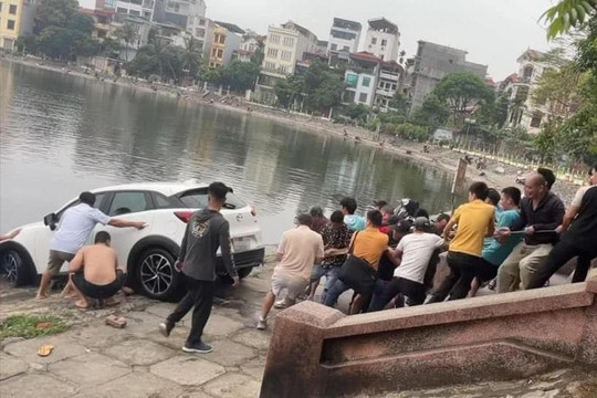 Hà Nội: Người dân giúp kéo ô tô lao xuống giữa hồ lên bờ