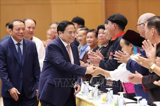 Thủ tướng Phạm Minh Chính gặp mặt Đoàn đại biểu các già làng, trưởng bản, nghệ nhân, người có uy tín tiêu biểu