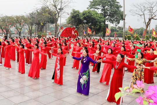 Hà Nội: Phụ nữ 579 xã, phường đồng loạt diễn dân vũ "Qua miền Tây Bắc"