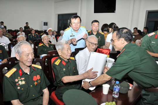 Hà Nội: Trao 1.690 suất quà tặng cựu chiến binh Chiến dịch Điện Biên Phủ