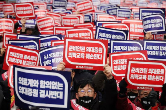 Hàn Quốc sẽ điều chỉnh chỉ tiêu của trường y nhằm chấm dứt tình trạng đình công