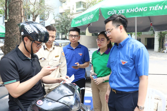 Đoàn viên, thanh niên Hà Nội hướng dẫn người dân thanh toán phí gửi xe không dùng tiền mặt