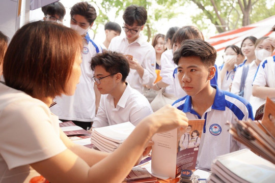 Học sinh lớp 12 ở Hà Nội có thêm thông tin bổ ích về ngành kinh tế và luật
