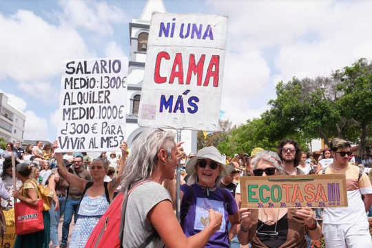 Hàng chục nghìn người ở quần đảo Canary (Tây Ban Nha) biểu tình phản đối du lịch đại chúng