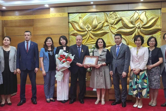 Trao tặng Kỷ niệm chương "Vì Hòa bình, Hữu nghị giữa các dân tộc" cho Đại sứ Algeria tại Việt Nam