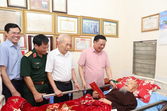 Bí thư Thành ủy Đinh Tiến Dũng thăm, tặng quà chiến sĩ Điện Biên