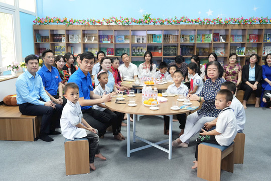 Trao tặng không gian đọc sách, sinh hoạt Đội tại tỉnh Điện Biên