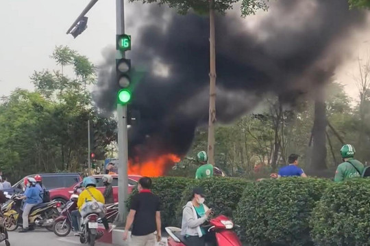 Cháy xe tải van trên đường Võ Văn Kiệt