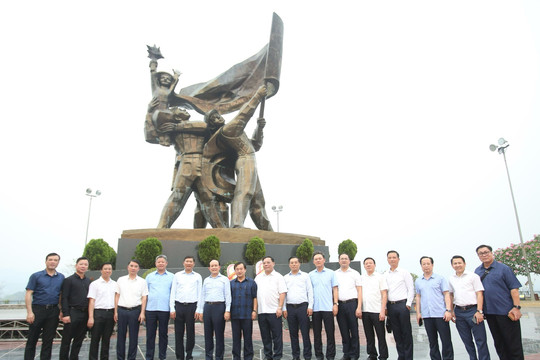 Đoàn đại biểu Thủ đô Hà Nội dâng hương tưởng niệm các Anh hùng liệt sĩ tại tỉnh Điện Biên