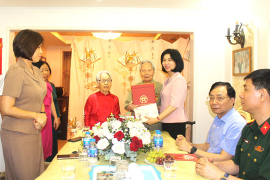 Đồng chí Phùng Thị Hồng Hà thăm, tặng quà thân nhân liệt sĩ và chiến sĩ Điện Biên