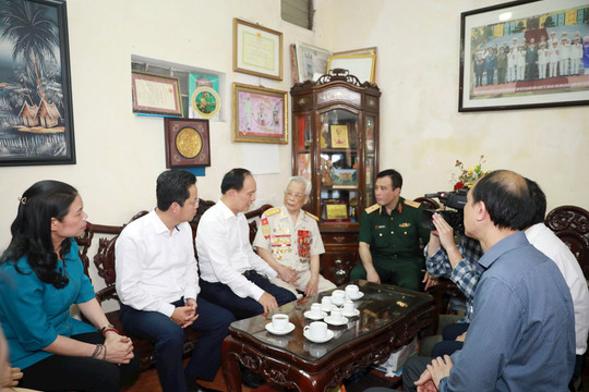 Đồng chí Nguyễn Ngọc Tuấn thăm, tặng quà thân nhân liệt sĩ, chiến sĩ Điện Biên