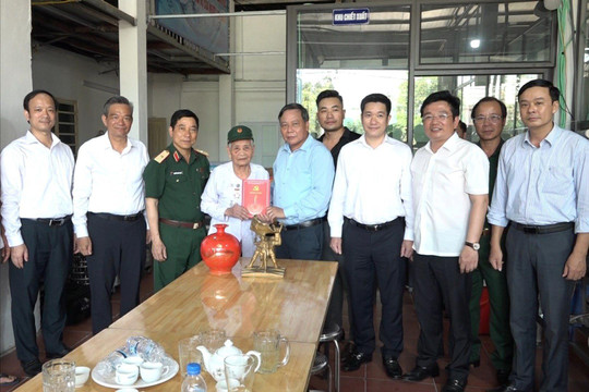 Phó Bí thư Thành ủy Nguyễn Văn Phong thăm, tặng quà thân nhân liệt sĩ và chiến sĩ Điện Biên