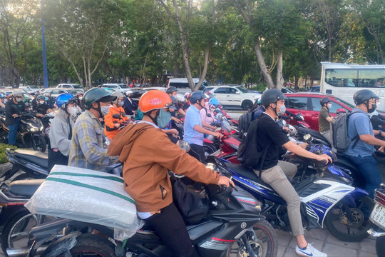 Dòng người và xe cộ chen nhau rời thành phố Hồ Chí Minh dịp nghỉ lễ 30-4 và 1-5