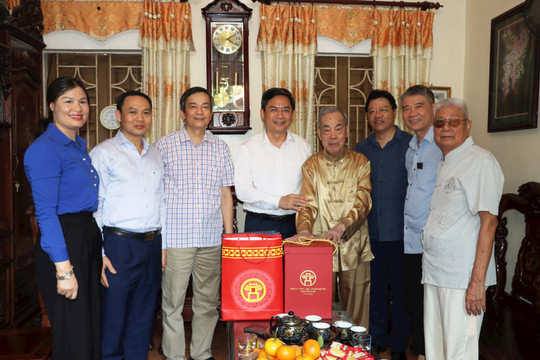 Thăm, tặng quà các gia đình chính sách, chiến sĩ Điện Biên tại Phú Xuyên