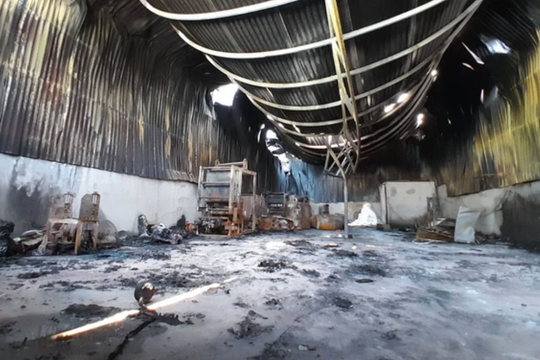 Nghi có người tử vong trong đám cháy nhà xưởng ở huyện Thanh Trì