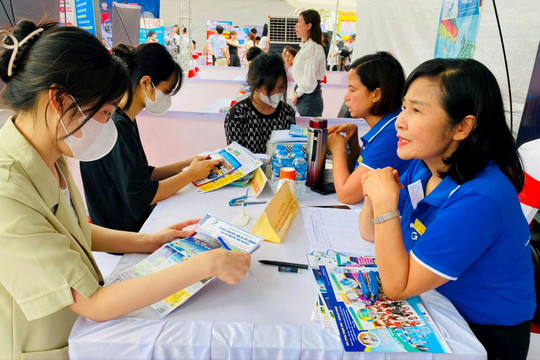 Gần 2.400 chỉ tiêu tuyển dụng, tuyển sinh tại Phiên giao dịch việc làm huyện Thạch Thất