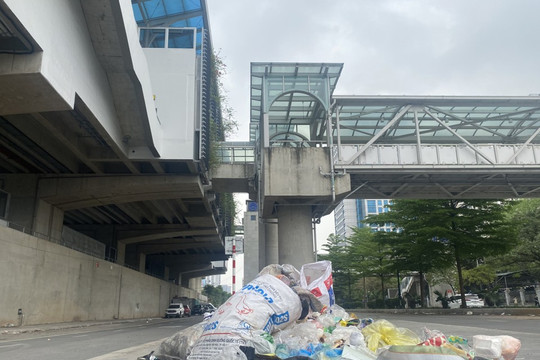 Tập kết rác tại chân trụ cột Ga Hà Đông gây mất vệ sinh