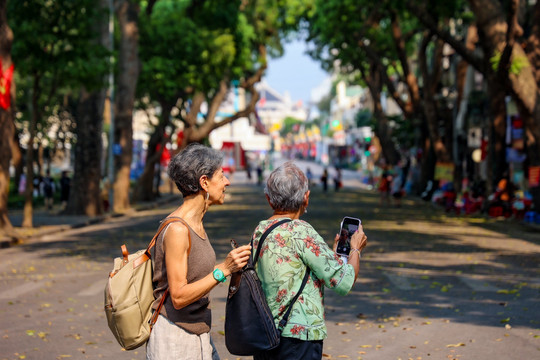 Hà Nội: Phố phường vắng vẻ, điểm vui chơi trong nhà hút khách