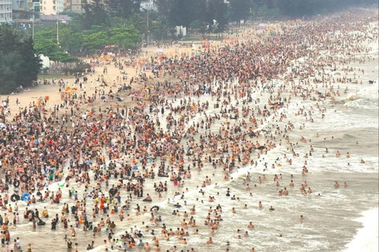 Đông nghịt người, du khách phải nhích từng bước ra tắm biển Sầm Sơn