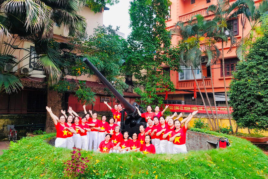 Phụ nữ Thủ đô hăng say tập luyện dân vũ mừng 70 năm Chiến thắng Điện Biên Phủ