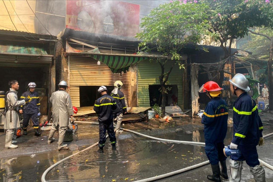 Hà Nội: Dập tắt đám cháy nhà gần chợ Xuân Đỉnh