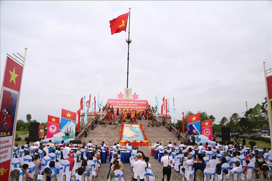Lễ Thượng cờ "Thống nhất non sông" tại Đôi bờ Hiền Lương - Bến Hải