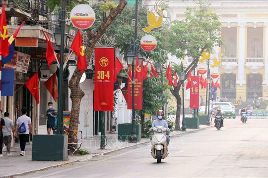 Hà Nội rực rỡ chào mừng 49 năm Ngày Giải phóng miền Nam, thống nhất đất nước