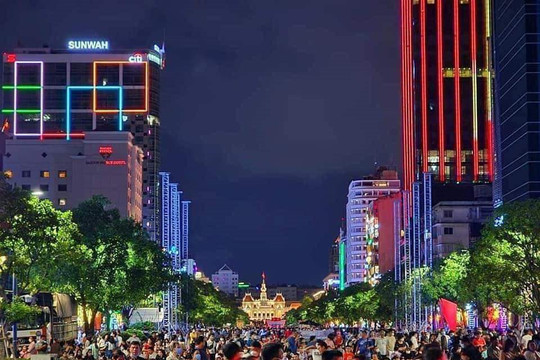 Biển người đổ về trung tâm thành phố Hồ Chí Minh chờ xem màn bắn pháo hoa