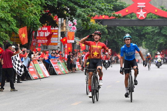 Phạm Lê Xuân Lộc giành trọn 4 danh hiệu của chặng 2 cuộc đua xe đạp về Điện Biên Phủ