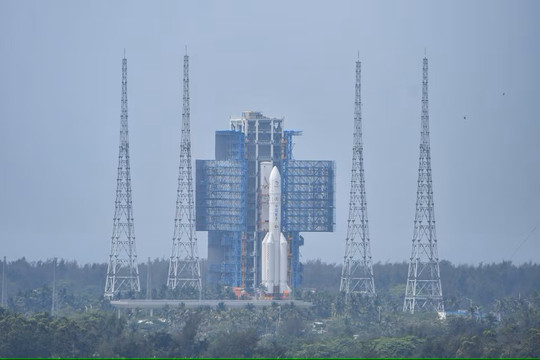 Trung Quốc phóng tàu vũ trụ thăm dò “vùng tối” Mặt trăng