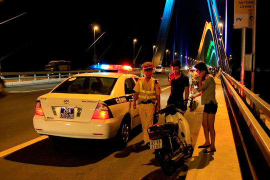 Hà Nội: Khuyến cáo không dừng đỗ xe trên cầu Nhật Tân hóng mát