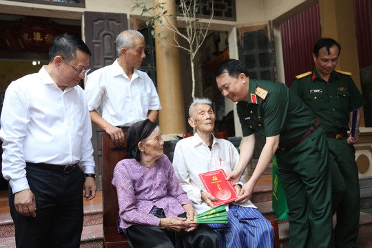 Bộ Tư lệnh Thủ đô Hà Nội tặng quà chiến sĩ Điện Biên tại Mê Linh