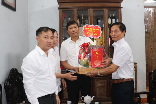 Trưởng ban Dân vận Thành ủy Đỗ Anh Tuấn thăm, tặng quà gia đình chiến sĩ Điện Biên