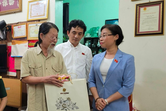 Đoàn đại biểu Quốc hội thành phố Hà Nội thăm, tặng quà chiến sĩ Điện Biên