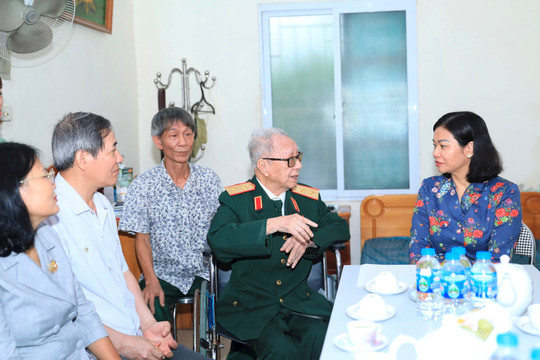 Phó Bí thư Thường trực Thành ủy Nguyễn Thị Tuyến thăm, tặng quà thân nhân liệt sĩ, chiến sĩ Điện Biên