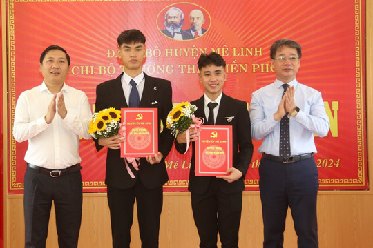 Mê Linh: 2 học sinh ưu tú vinh dự được kết nạp Đảng