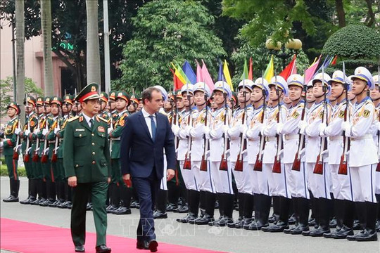 Bộ trưởng Bộ Quân đội Pháp thăm chính thức Việt Nam