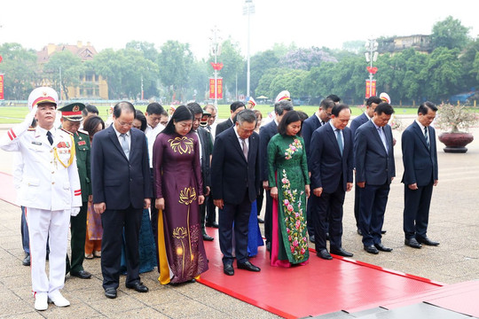Lãnh đạo Đảng, Nhà nước và thành phố Hà Nội vào Lăng viếng Chủ tịch Hồ Chí Minh và tưởng niệm các Anh hùng liệt sĩ