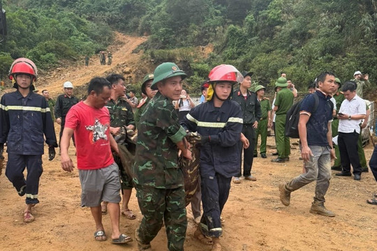 Hà Tĩnh: Mưa lớn gây sạt lở, vùi lấp lán trại khiến 7 công nhân thương vong