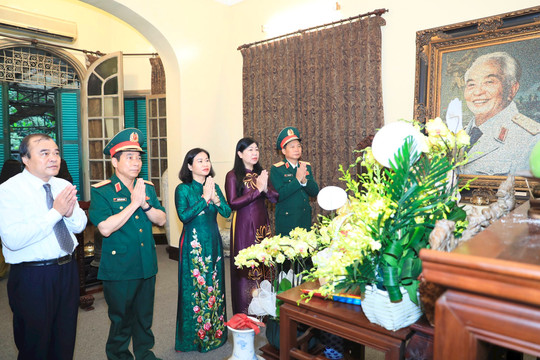 Đoàn đại biểu thành phố Hà Nội dâng hương tưởng niệm Đại tướng Võ Nguyên Giáp