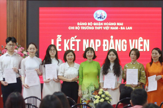 Trường THPT Việt Nam - Ba Lan kết nạp đảng viên với 4 học sinh ưu tú